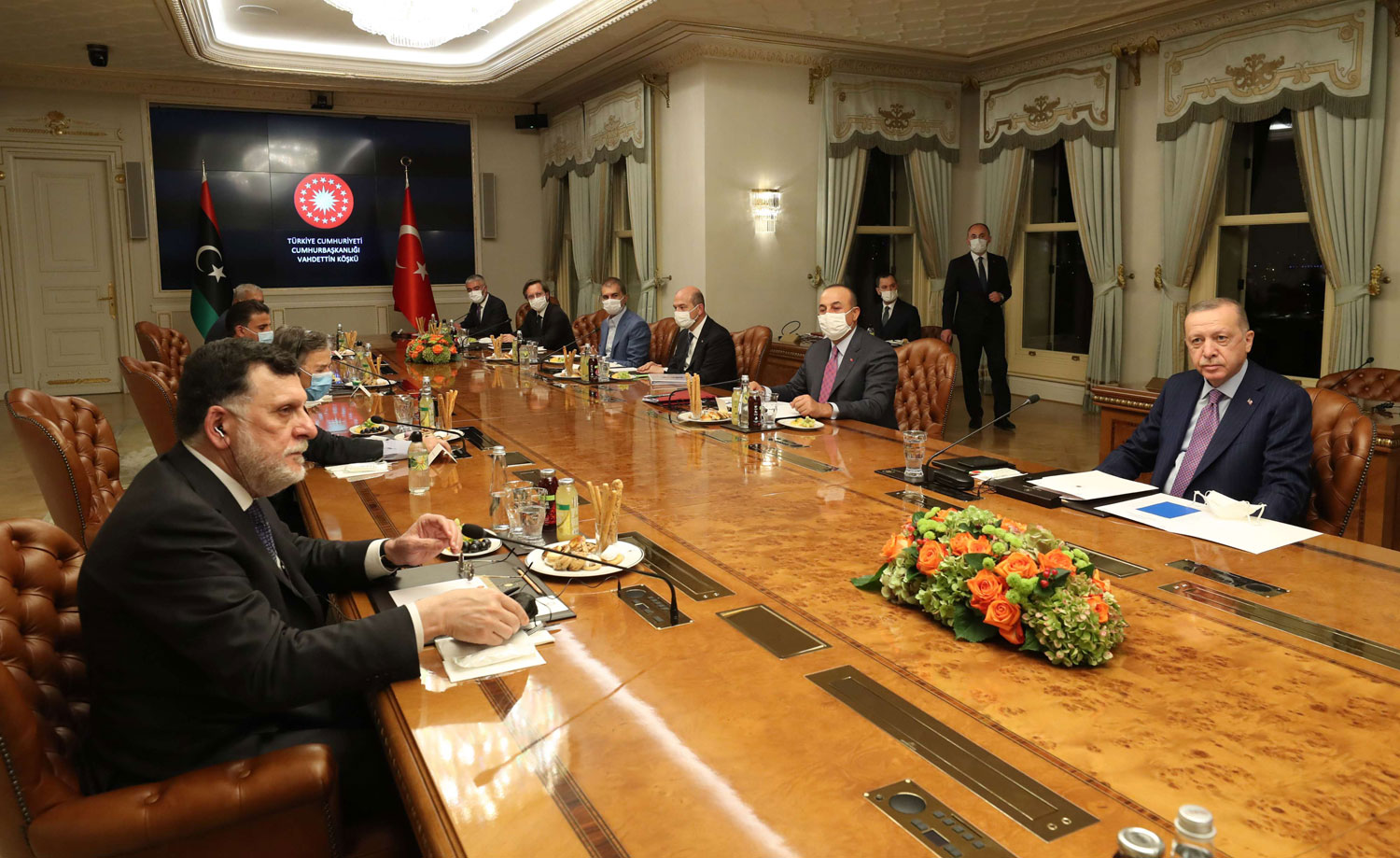 المتصارعون على الولاء الأعمى لأردوغان يرون أن الحل السياسي قد يأتي إلى السلطة بقوى تقطع حبل الود مع أنقرة