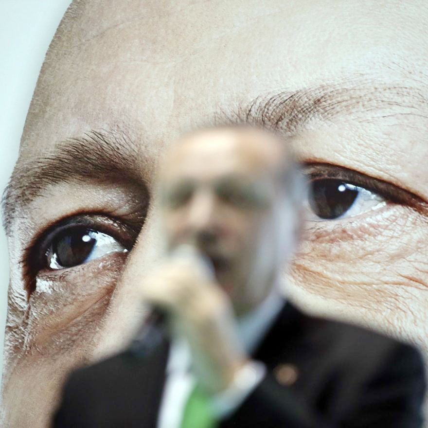 أردوغان يبدو مرتبكا أمام إينجه. فبعد تعهده برفع حالة الطوارئ، رد إينجه عليه “أنا لست رئيسا ولا أستطيع رفع حالة الطوارئ. لكن أنت يا أردوغان لماذا لا تفعل ذلك الآن؟”