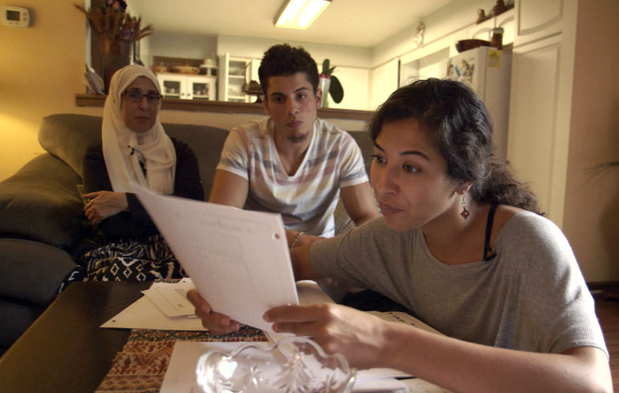 آسيا بونداوي، صحافية ومنتجة أفلام أميركية، أعدت مؤخرا فيلما وثائقيا حول عمليات تجسس لمكتب التحقيقات الفيدرالي على السكان المسلمين في بلدة بريجفيو من ولاية إلينوي، يسبق تاريخها أحداث 11 سبتمبر 2001