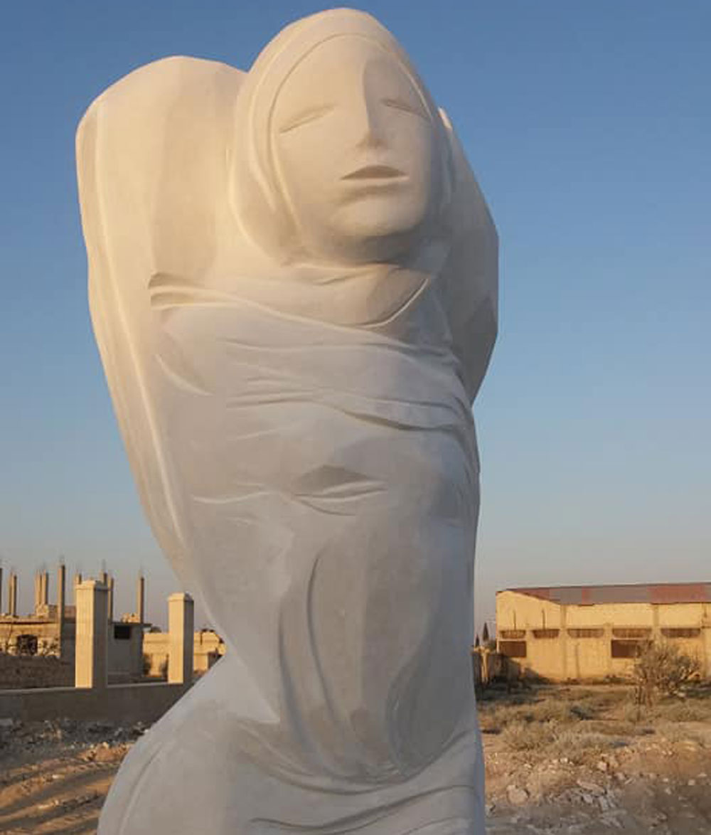 تدمرية ملتحفة بجمالها