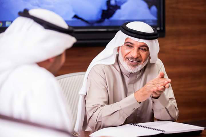 الفيلي من الفنانين الذين يبحثون عن الجديد دائما. يفكر خارج الصندوق، ولذلك فقد اتجه لتعلم وإتقان لغات غير العربية طمعا منه بأن يخرج من النطاق العربي.