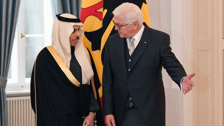 إلمامه بالعقل الغربي بحكم معيشته الطويلة في أوروبا، يجعل من الأمير فيصل ضيفاً مفضلاً لدى الأوساط والقنوات العالمية لفهم طريقة تفكير القيادة السعودية، وكان ظهوره لافتاً وهو يتحدث باللغتين الألمانية والإنكليزية.