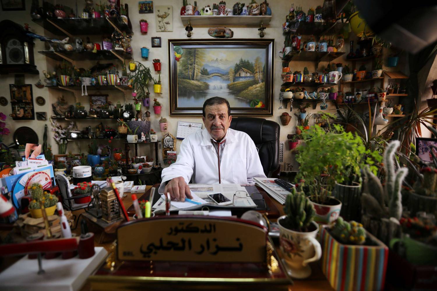 الحلبي يحاول إحاطة مرضاه بالمزيد من النباتات