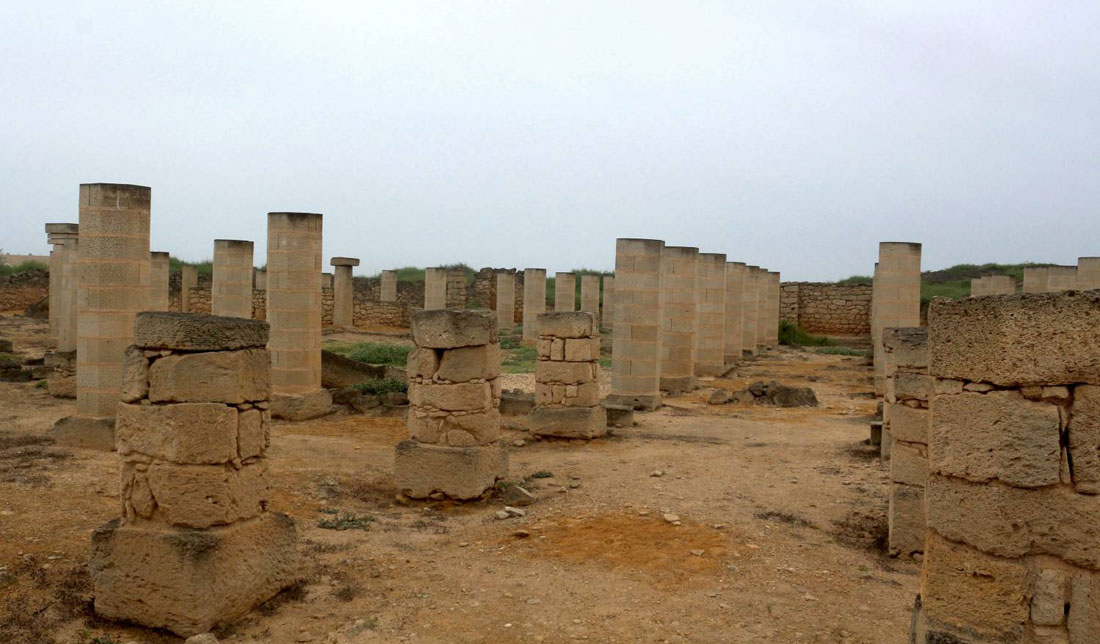 الأعمدة أغلبها منحوت من كتلة حجرية واحدة، منها المقطع ذو الأضلاع الثمانية وهو السائد، ومنها الدائري