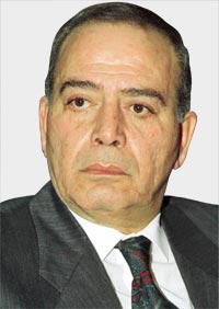 فضل حسين كمال تصوير العمل بالأبيض والأسود، لمنحه قدرة على استغلال إمكانات الظلال