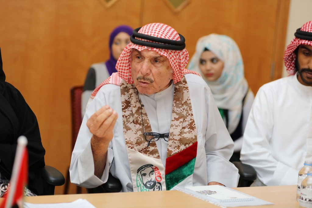 طريقة حنظل في كتابة تاريخ دولة الإمارات ورجالها تركز على تسجيل الحدث عبر الرواية كما هي، وقد كان بأسلوبه هذا رائدا مؤسسا ومرجعاً لمَن سيأتي ليكتب ويبحث