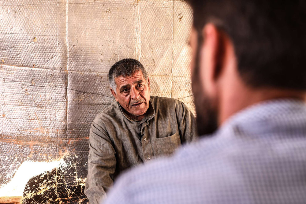 الكثير من الأبناء يحسنون إلى آبائهم ويبرِّونهم طمعا في الظفر منهم بالمال والعطايا 