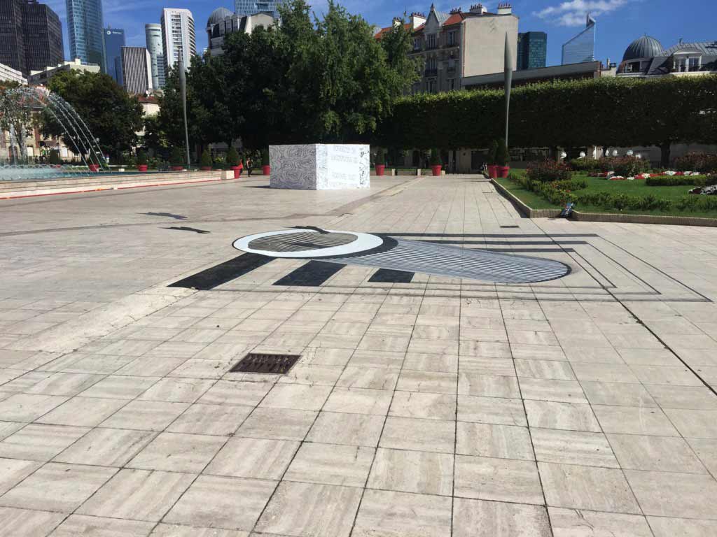  فنان يعمل على محدودية الإدراك البصري لدى الإنسان