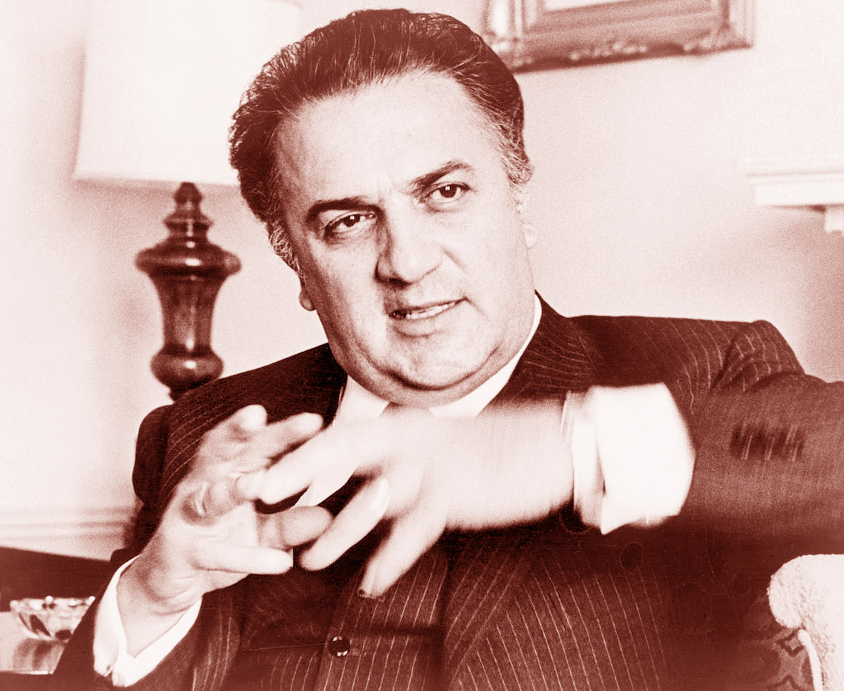 فيلليني يوجه النقد إلى الإيطاليين أنفسهم الذين تغاضوا عما يحدث وأغمضوا عيونهم عنه وانساقوا وراء المتع الرخيصة العابرة 