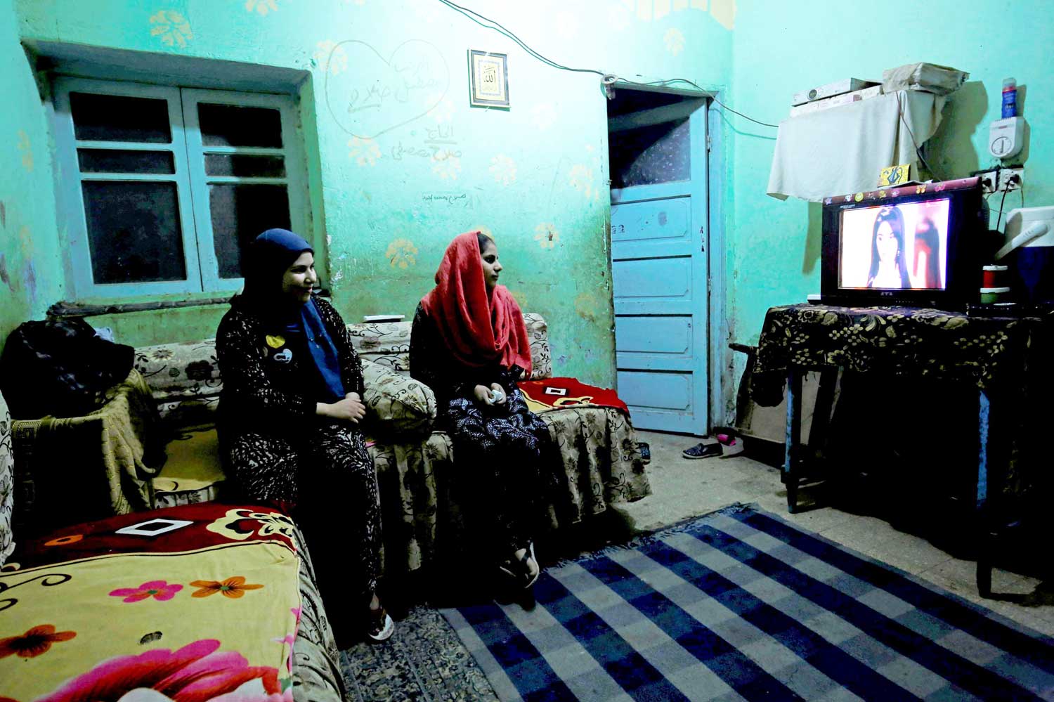 بعض المذيعات يتحدّثن دون خلفية علمية، لكن كلامهن مناسب لظروف من يتحدثن إليهن