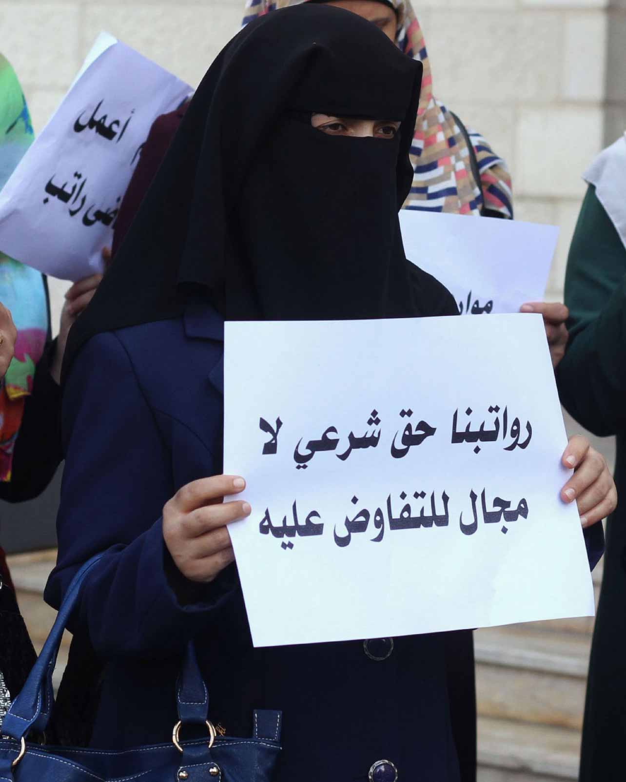 بعض الأبحاث ترجح أن امتناع النساء عن التفاوض على الأجر، يعد سببا رئيسيا في عد القضاء على إحدى المشكلات المستشرية في كل مكان من العالم وهي مشكلة التفاوت في الأجور