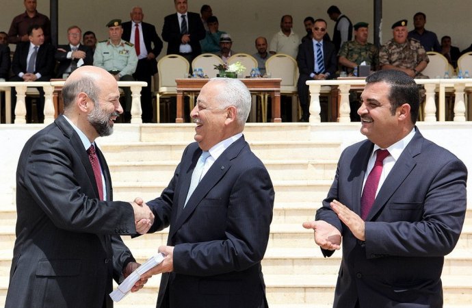 الصورة ليست وردية إلى آخر المشهد، فقد استثار تعيين العيسوي في هذا الموقع الحساس حفيظة أكثر من طرف سياسي، سواء من الليبراليين أو من المحافظين، وكان للخبر وقع الصدمة على كبار المتقاعدين من عسكريين ومدنيين