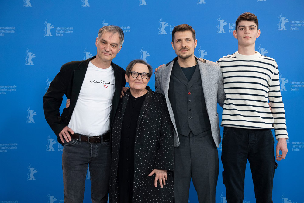 الفيلم يثير الرغبة في المتابعة حتى النهاية، ويحسب لأنجيلكا هولاند اختيارها للممثلين وإجادتها تحريكهم واستخدامهم من خلال الأداء الدقيق