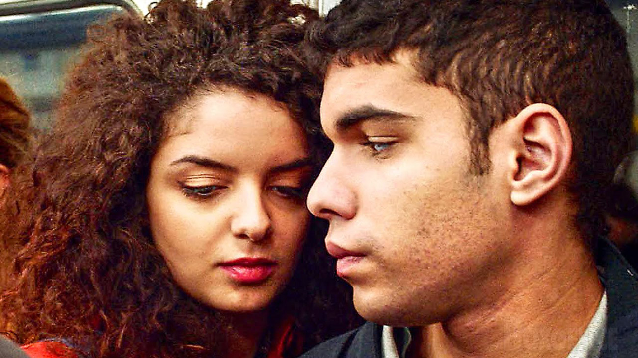 قصة الشاب والفتاة العربيين يملؤها الحب والرغبة