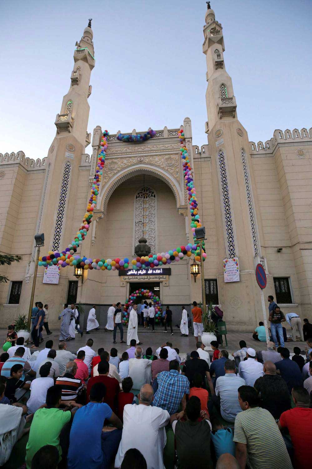 فرحة العيد تبدأ بالطقوس الدينية منذ الفجر
