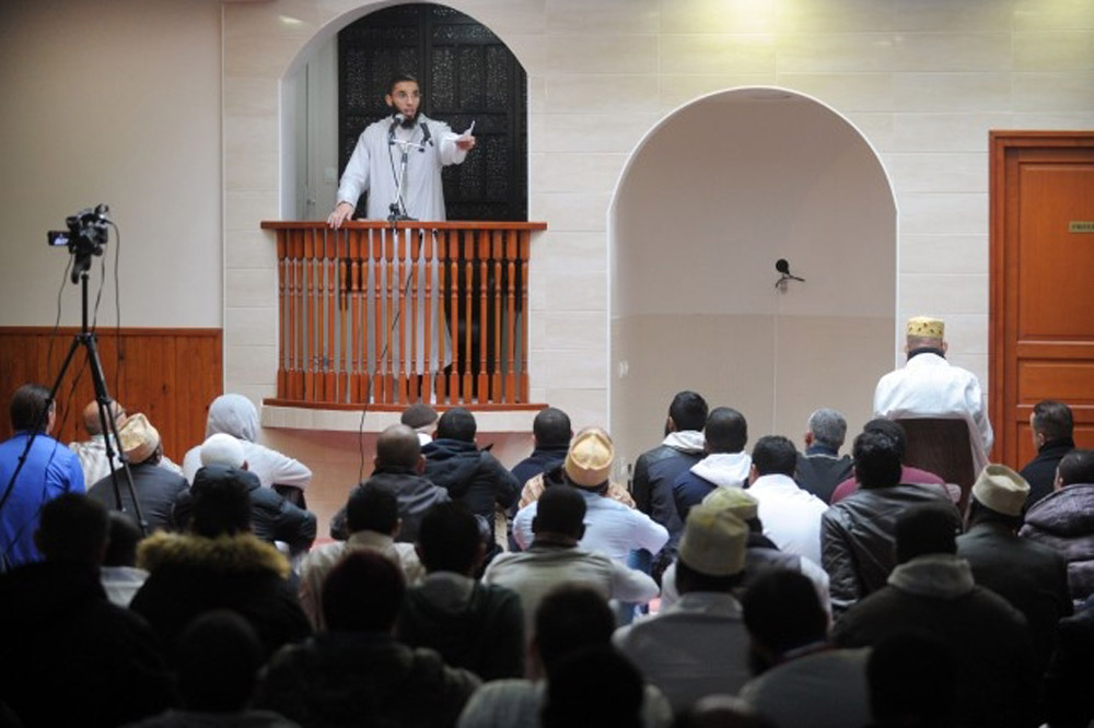 أسست السيطرة على المساجد والمنابر الإسلامية المتخفية تحت عباءة الجمعيات ماليا وتنظيميا لبث الأيديولوجيات المتطرفة في أوساط الشباب المسلم