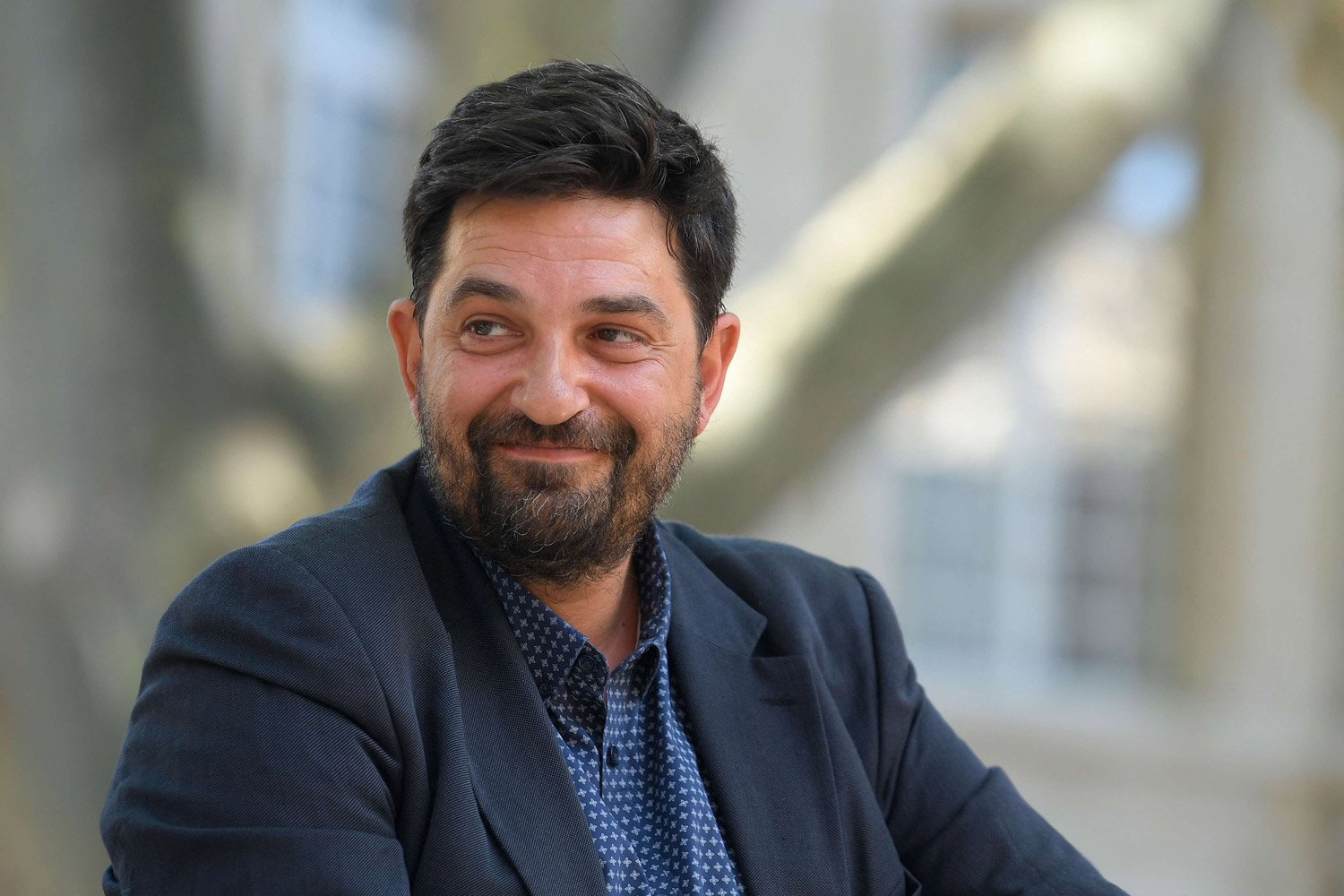 المخرج البرتغالي تياغو رودريغيز يعتبر من أبرز المخرجين المسرحيين في أوروبا ويعرفه المتابعون بتوجّهه نحو مسرح حي، وقد تولى منذ 2014 إدارة مسرح دونا ماريا الثانية الوطني في لشبونة وسيتولى منصبه الجديد في سبتمبر 2022