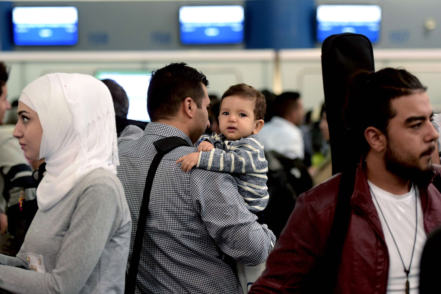 التماهي مع الفرنسيين لإخفاء الانتماءات الثقافية والعرقية والدينية