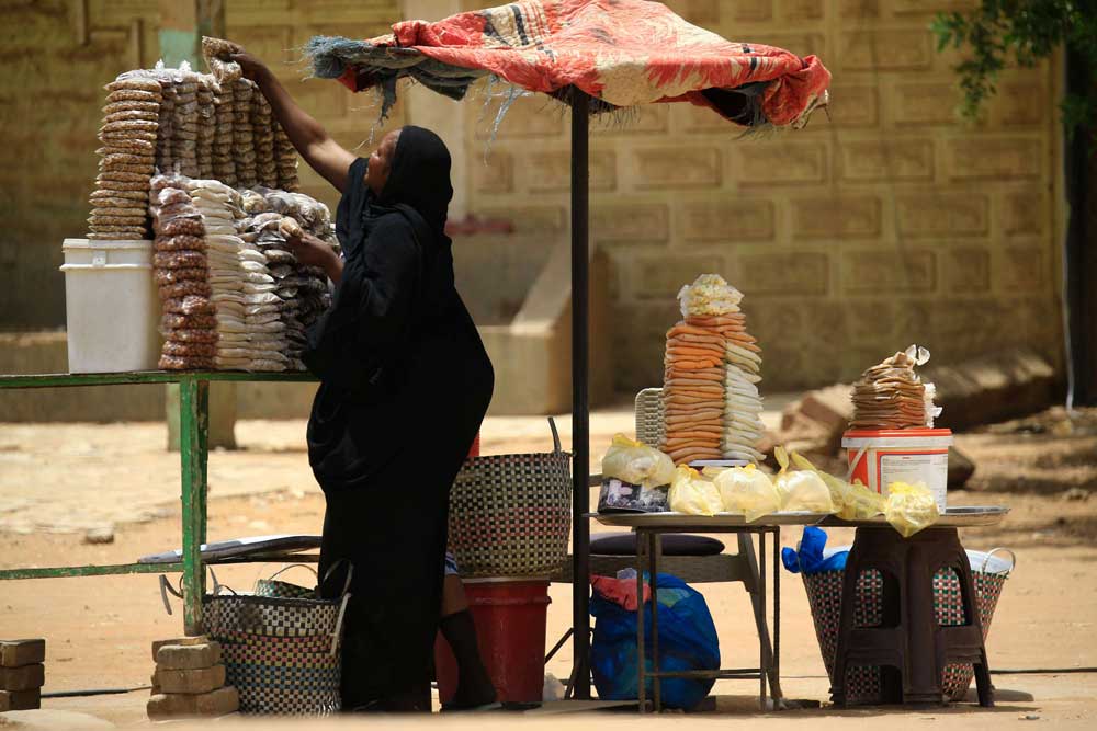 اقتصاد منهك بحاجة إلى دعم خارجي