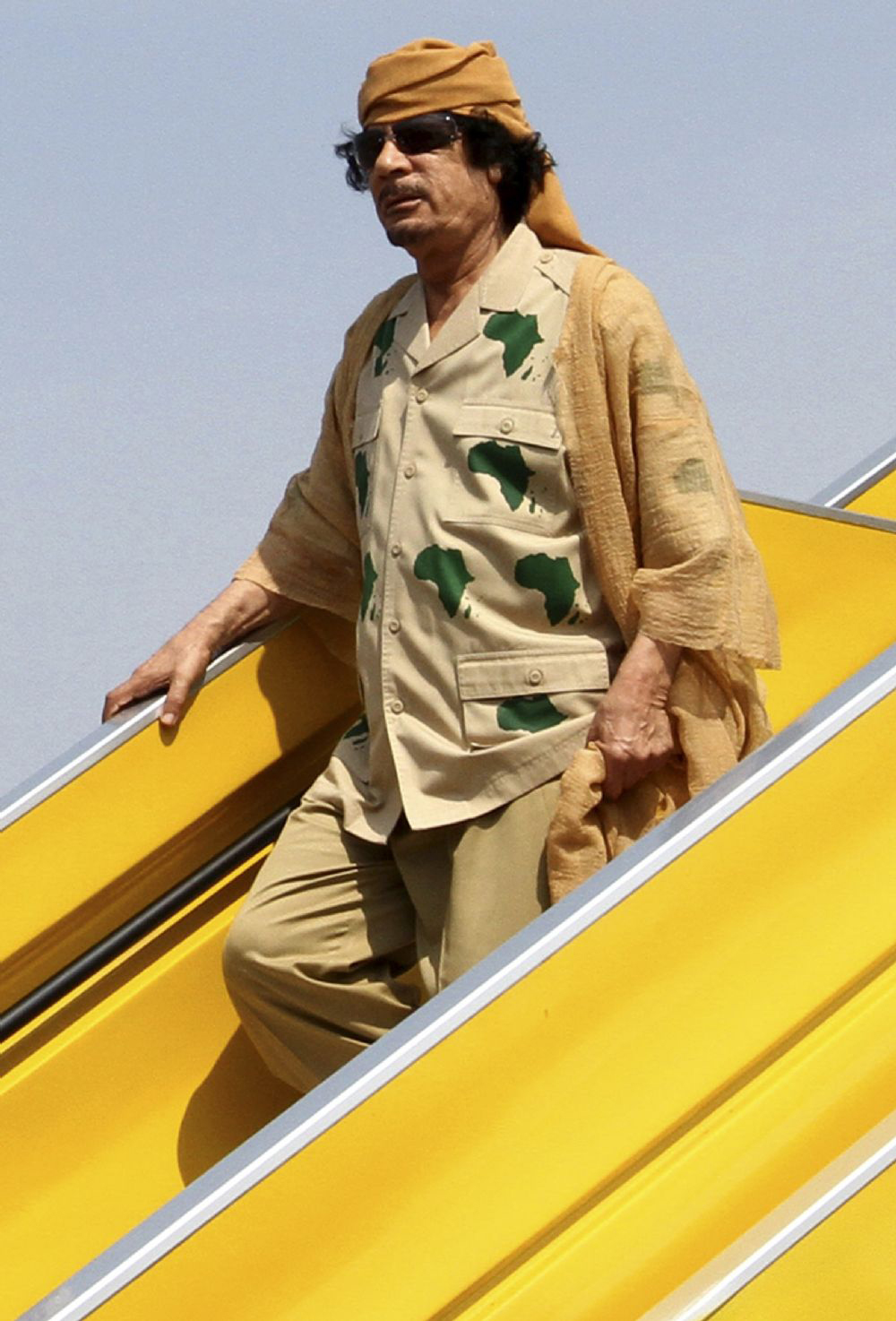 القذافي ينزل من الطائرة