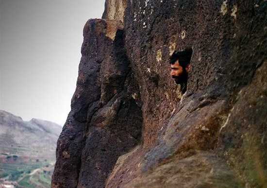 ◘ الغابري بتجوله في جبال اليمن وصحاري البلاد وأوديتها وجزرها، يوقف عجلة الزمن ليجعلنا نشاركه جمال اللحظات التي عاشها وحيدا