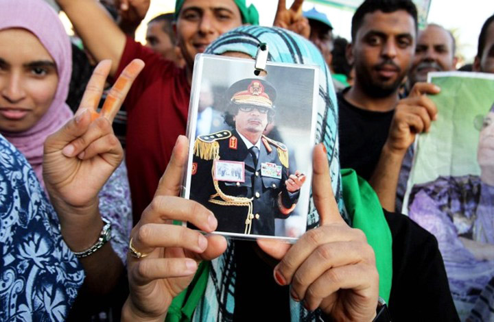  قبائل سرت تعرف بولائها للقذافي، وبأنها قدّمت عددا كبيرا من أبنائها في معركة الدفاع عنه حتى سقوطه، ولذلك لم يكن غريباً أنه اختار سرت لتكون ملجأه الأخير، إلى أن قتل فيها