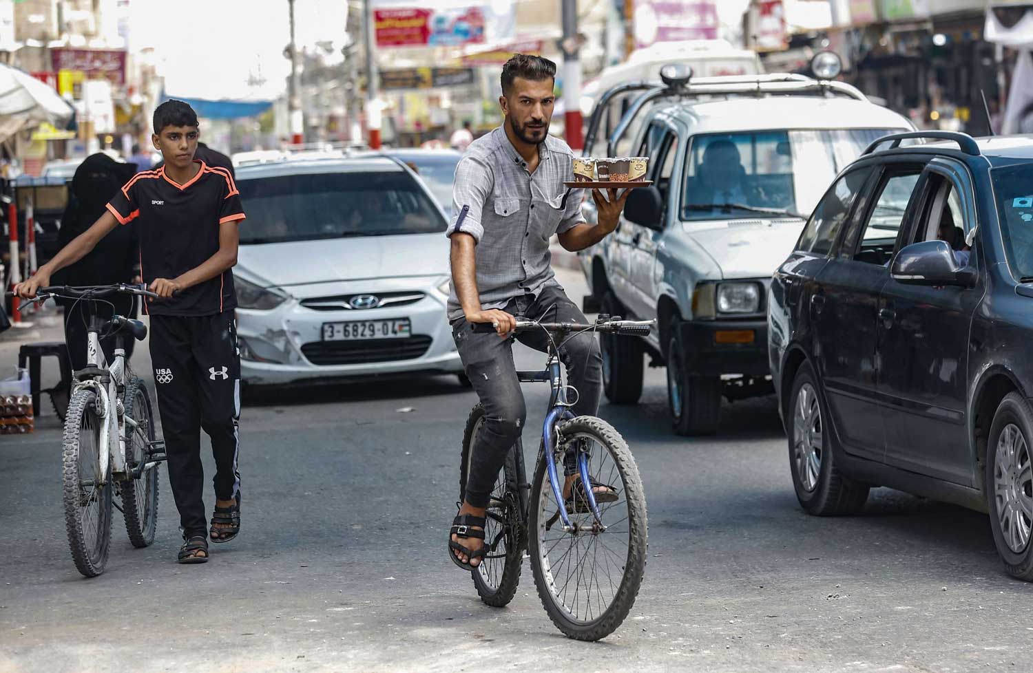 شباب غزة أرهقهم ضنك العيش