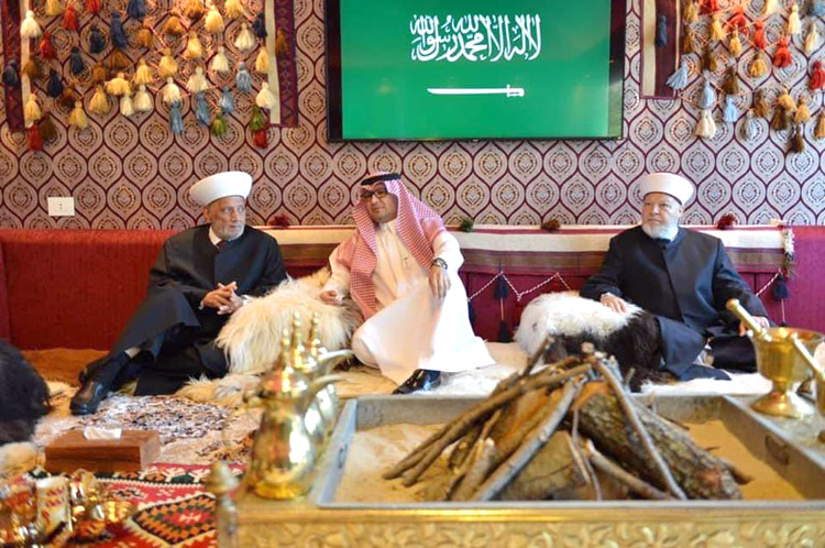 وفود لبنانية عديدة تزور السفير السعودي في لبنان وليد البخاري، في دارته باليرزة، بعد تصريحات وهبة المسيئة للدول العربية، وقد تعمد السفير استقبال ضيوفه في خيمة بدوية