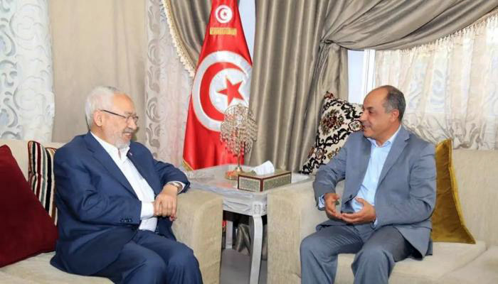 الغنوشي يسعى، حسب قول البعض، بكل أدواته الممكنة إلى تسفير خلافاته الداخلية مع قيادات بارزة سئمت خروجه عن النص وإنهاكه للمشهد السياسي، عبر اجتراح حلول تسمح له بالتخفي إلى حين مرور العاصفة