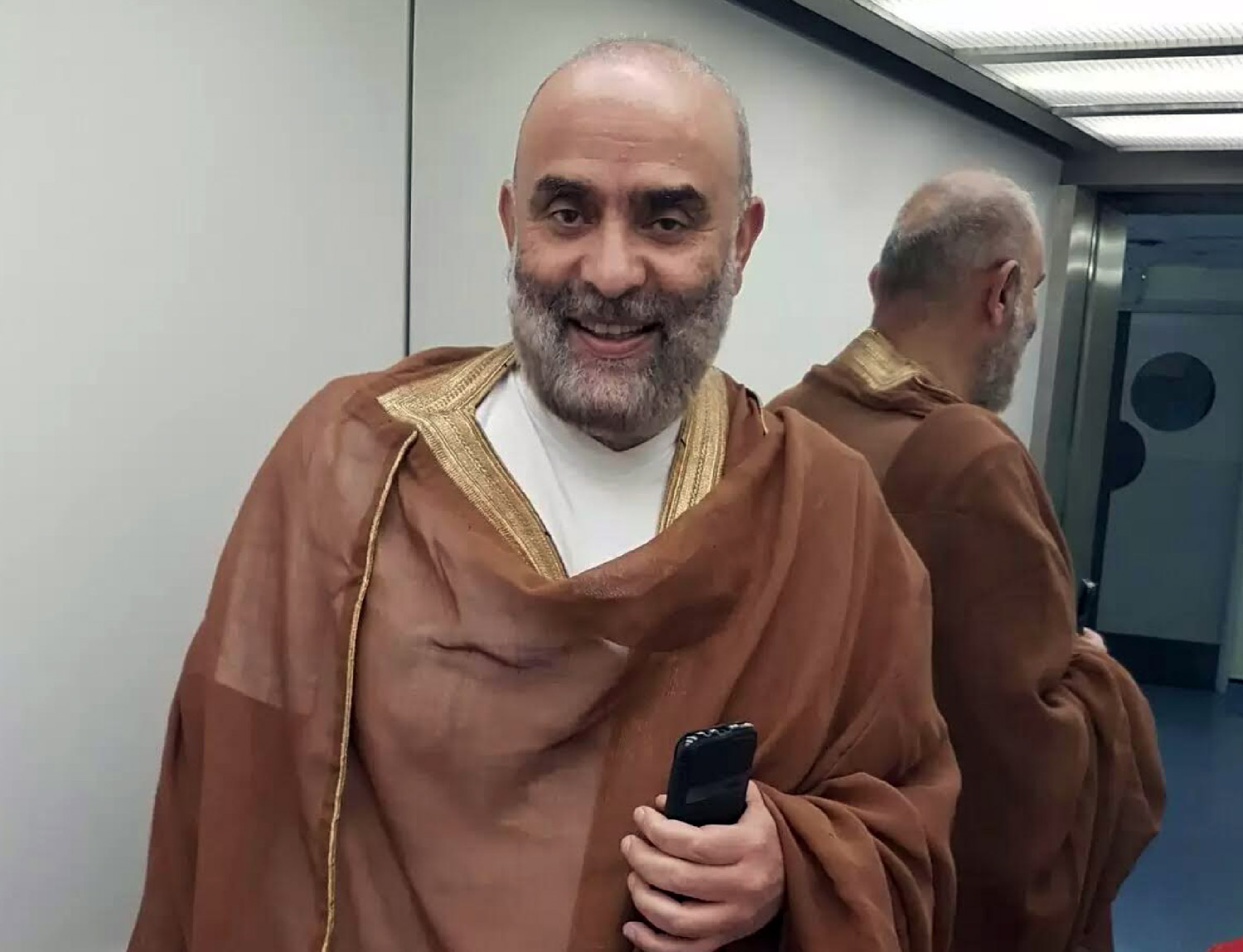 مشروع أسلمة الاقتصاد والمجال العام في مصر برع فيه السعد من خلال شخصية التاجر الذي يوهم الناس بالربح السريع المضاعف ويخدعهم باللحية الطويلة والجلباب القصير. (الصور من السوشيال ميديا)