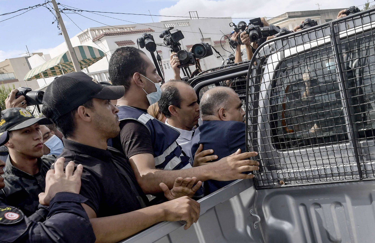 "ألا تستحي، ارحل"