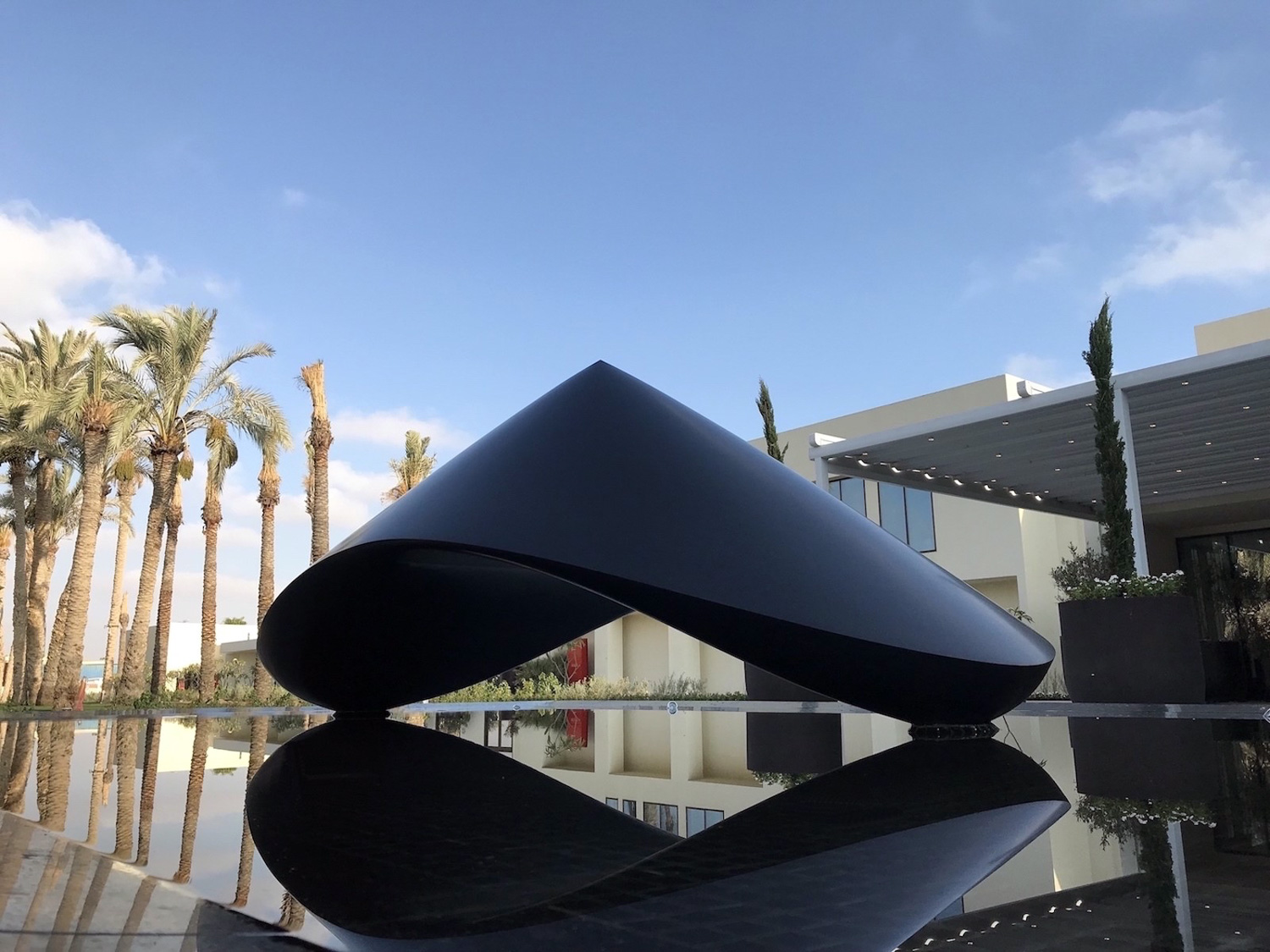 منحوتات آجوب بسماتها الغريبة وانحناءاتها اللينة وزواياها الحادة، تعبّر عن مزج قوي بين ملامح الفن المصري القديم وتوجهات الفن الأرمني الحديث. فتخلق بيئة جديدة مفعمة بالإثارة