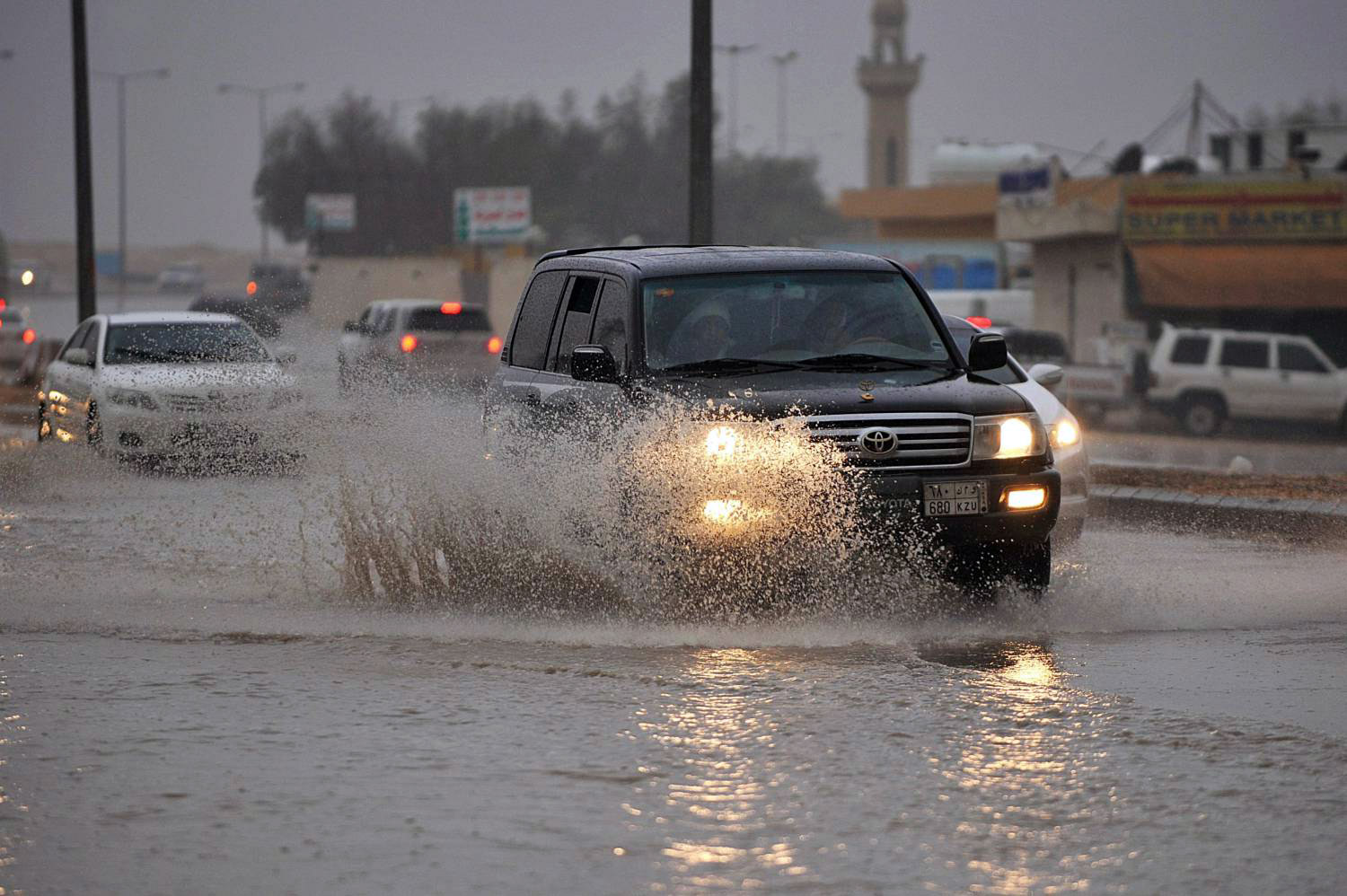 أمطار غزيرة تعقد طرق الحلول