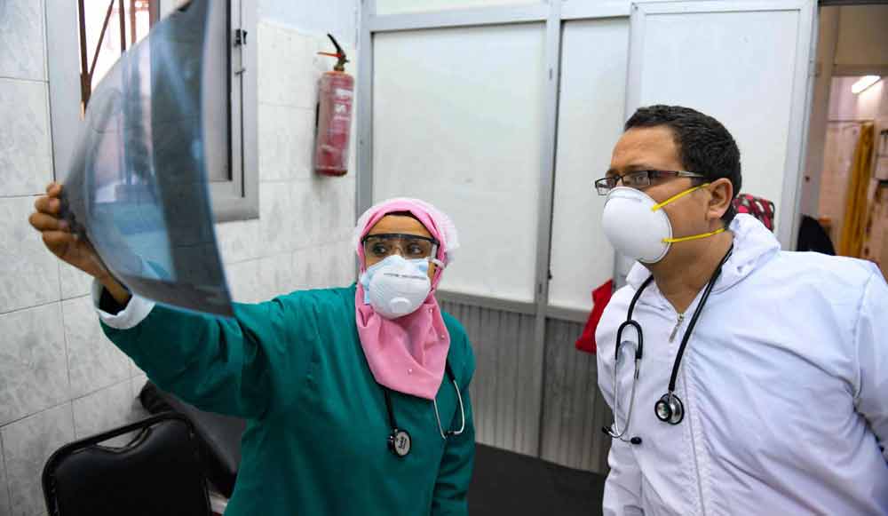 نقابة الأطباء المصريين تتهم وزارة الصحة بالتقاعس في حماية العاملين في مجال الرعاية الصحية من فايروس كورونا وتوفير ظروف العمل المناسبة