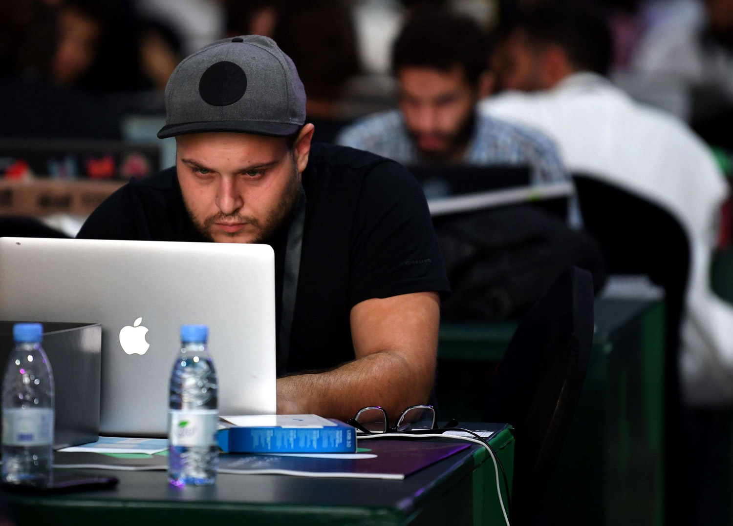 فيسبوك تقيم كل شهرين ليلة هاكاثون يجتمع فيها المشاركون لوضع تصور للمشاريع وإنجازها بحضور مارك زوكربيرغ