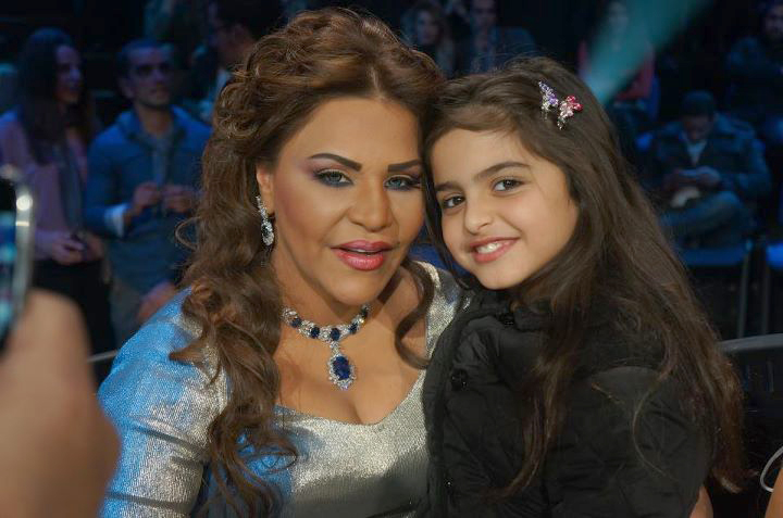 موهوبة مبدعة jعيش وسط الصراعات