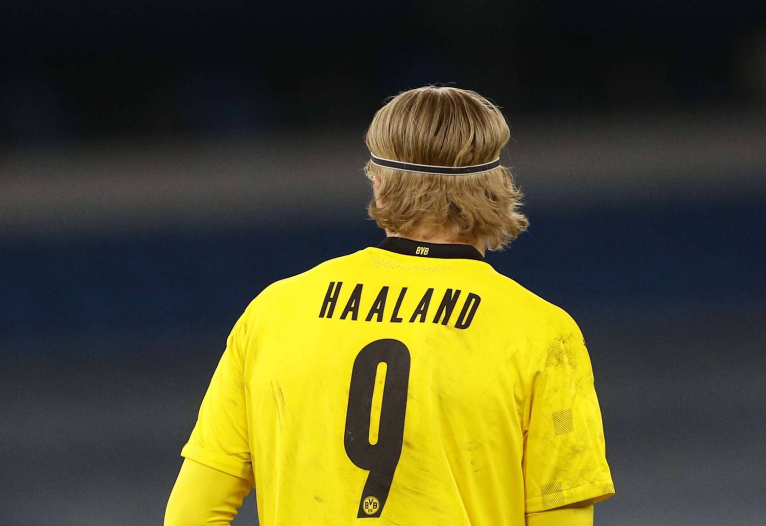 عقد هالاند يمتد حتى 2024  ولا يمكن تفعيل بند رحيله إلا عام 2022، ولكن من الصعب تخيل أن لاعبا مثله سيقبل البقاء في فريق لن يخوض  دوري الأبطال