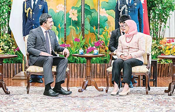 الرئيسة السنغافورية تحمل تفكيرا منفتحاً على العالم، ولذلك تشيد بأداء دولة الإمارات وتعتبرها ركناً أساسياً يرسّخ قيم التعايش الإنساني