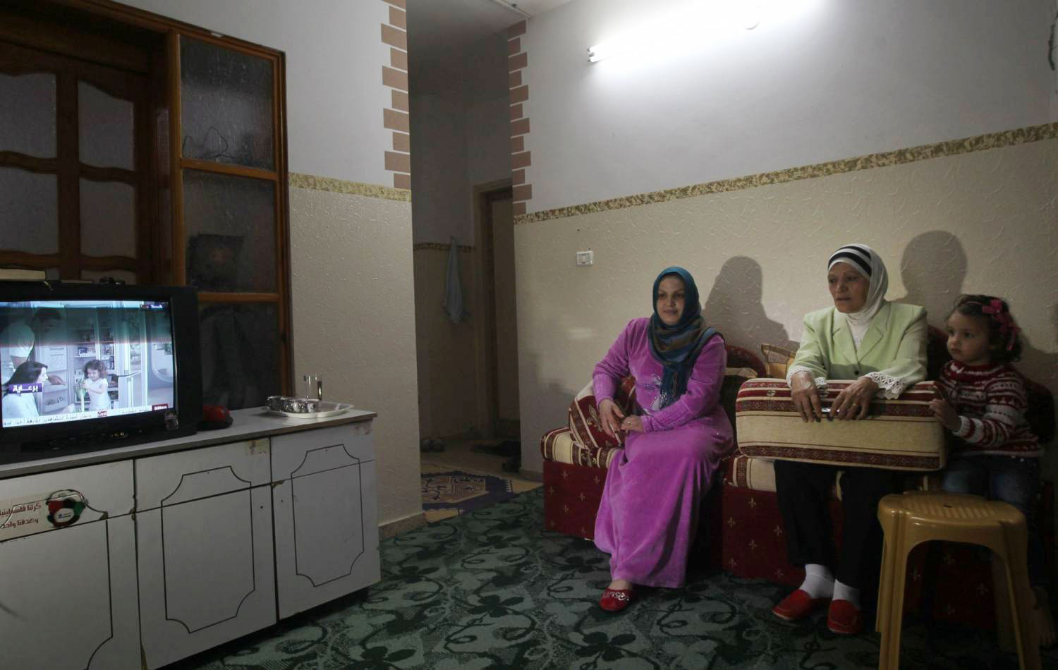 لا تأثير لعمر الحماة، فسواء كانت صغيرة السن أو كبيرة، فالشخصية هي الأساس والبناء النفسي هو الذي يتحكم في علاقاتها وفي ردود أفعالها، وليست السن