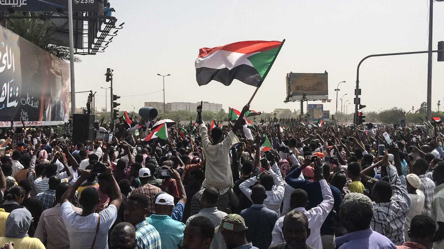 خطاب حميدتي يعكس إمكانيته في اللعب على أوتار عدة، من خلال التأكيد على محاسبة البشير، واتهامه قوى الحرية والتغيير بعدم المصداقية
