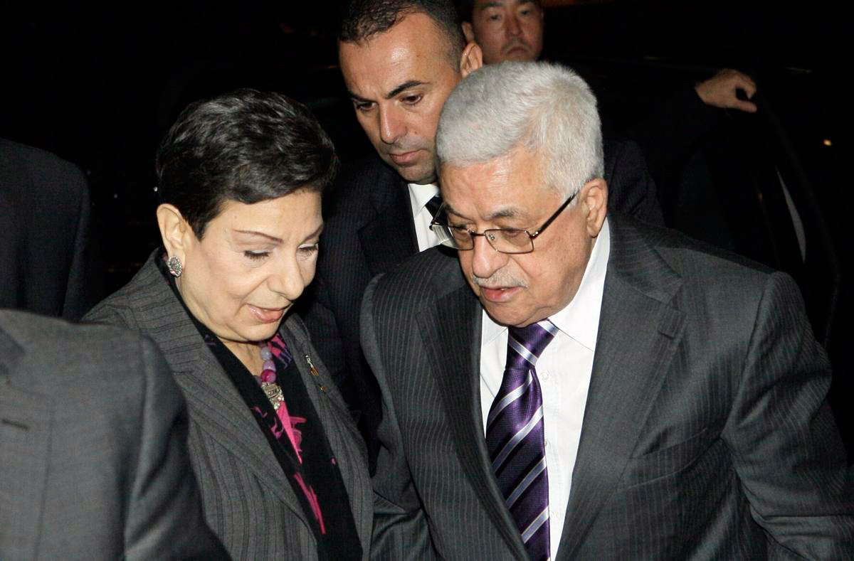 رئيس السلطة الفلسطينية محمود عباس يتردّد أنه كان قد حاول احتواء استقالة عشراوي، متحسّسا خطورة الإشارات التي صدرت عنها، وبخاصة إلى الأوروبيين والأميركيين الذين تنامت تحفظاتهم على خواء بُنية السلطة