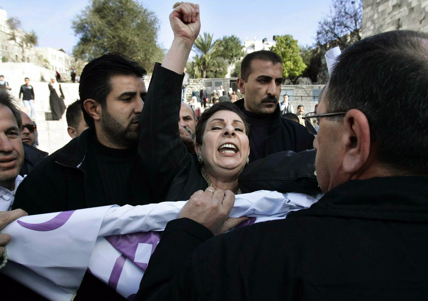 انسحاب عشراوي من عضوية منظمة التحرير ومن العمل الرسمي في السلطة الفلسطينية، لن يكون خبرا يمر مرور الكرام، مثلما كان عليه الحال عند إقصاء قيادات تقليدية كأحمد قريع وياسر عبدربه