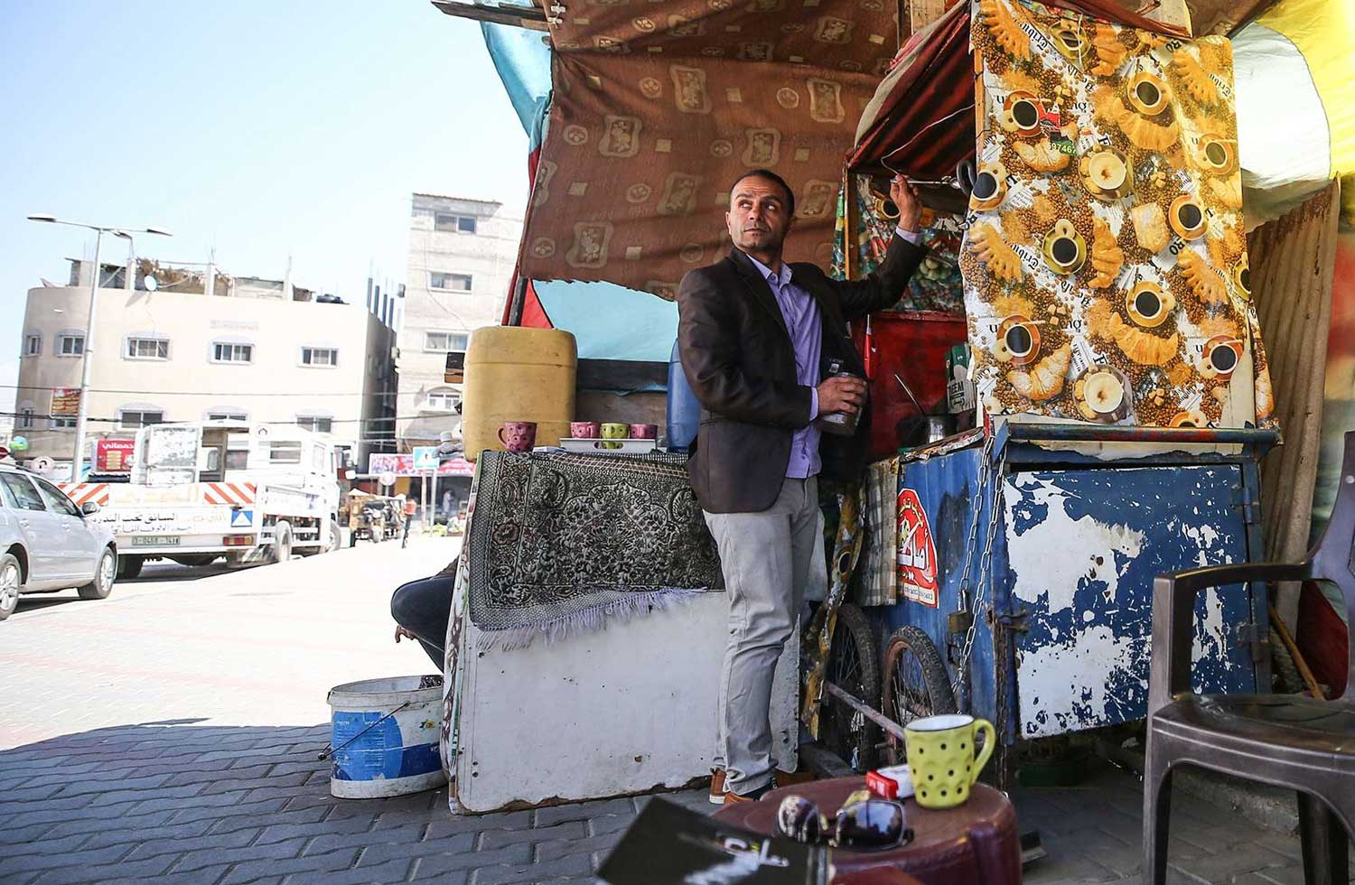 الكتابة في غزة أمر مرهق ومتعب ومكلف ولا يثمر مقابلا ماديا يعيش به الكاتب والشاعر