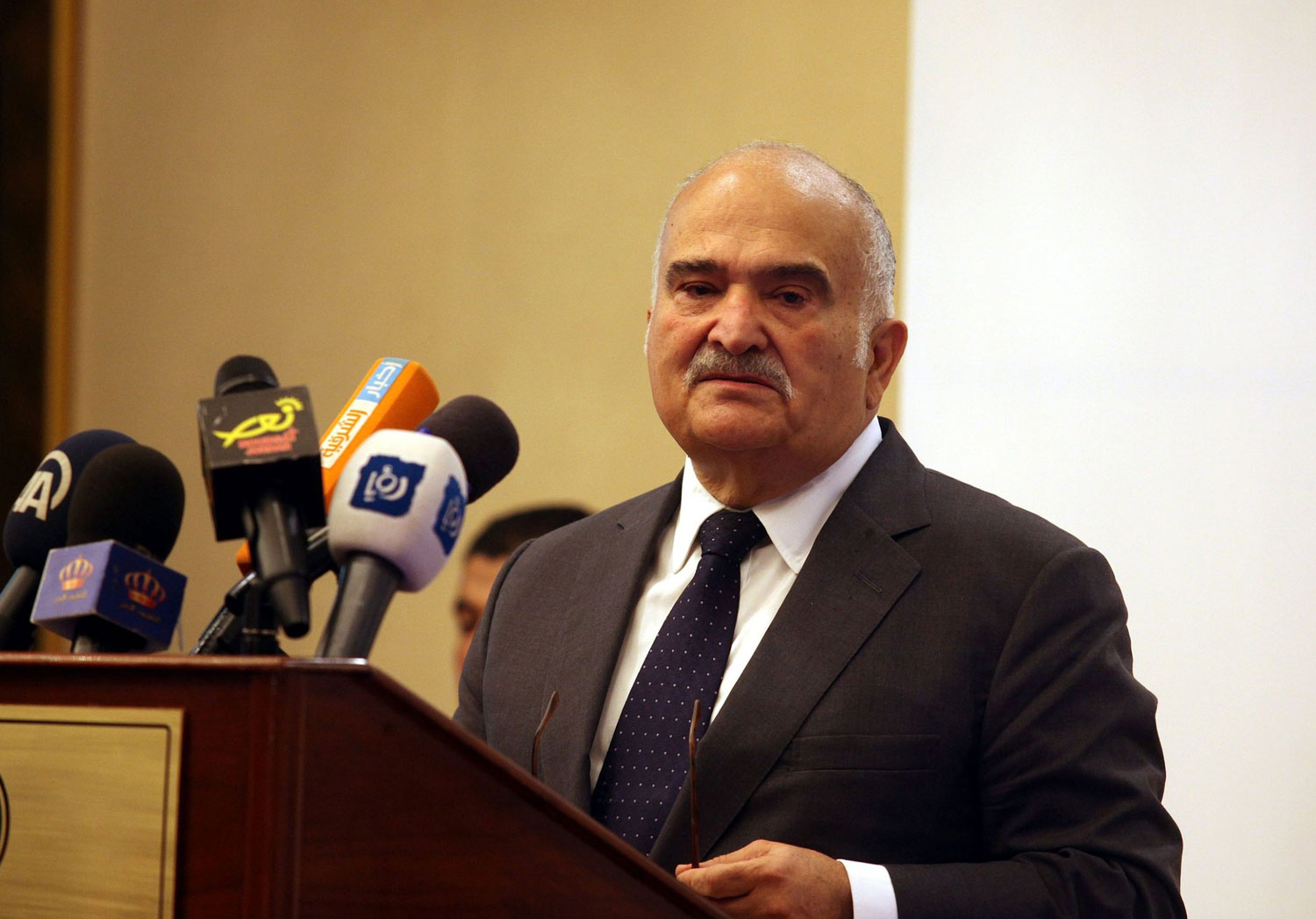 تسوية الأزمة في إطار العائلة المالكة