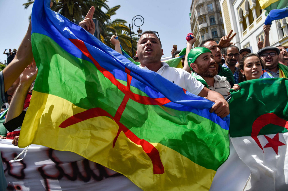 السلطة ارتكبت خرقا كبيرا للقانون، حين حولت رفع راية الهوية الأمازيغية إلى فعل يعاقب عليه صاحبه