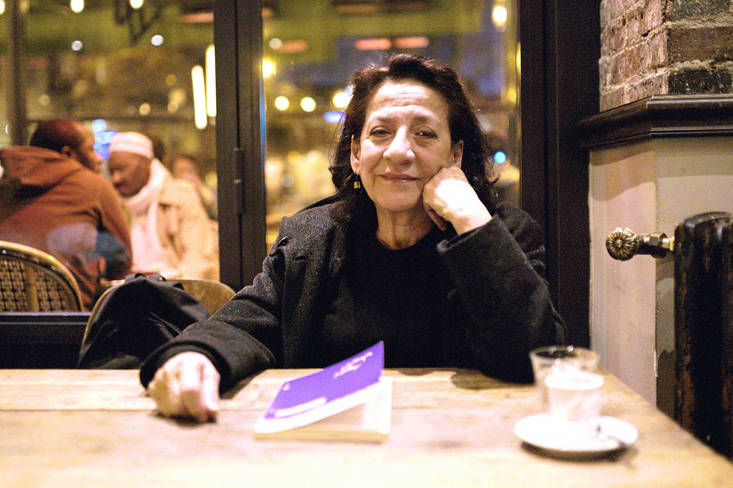 "بريد الليل" الذي يحمل أصوات الهائمين في صحراء هذا العالم