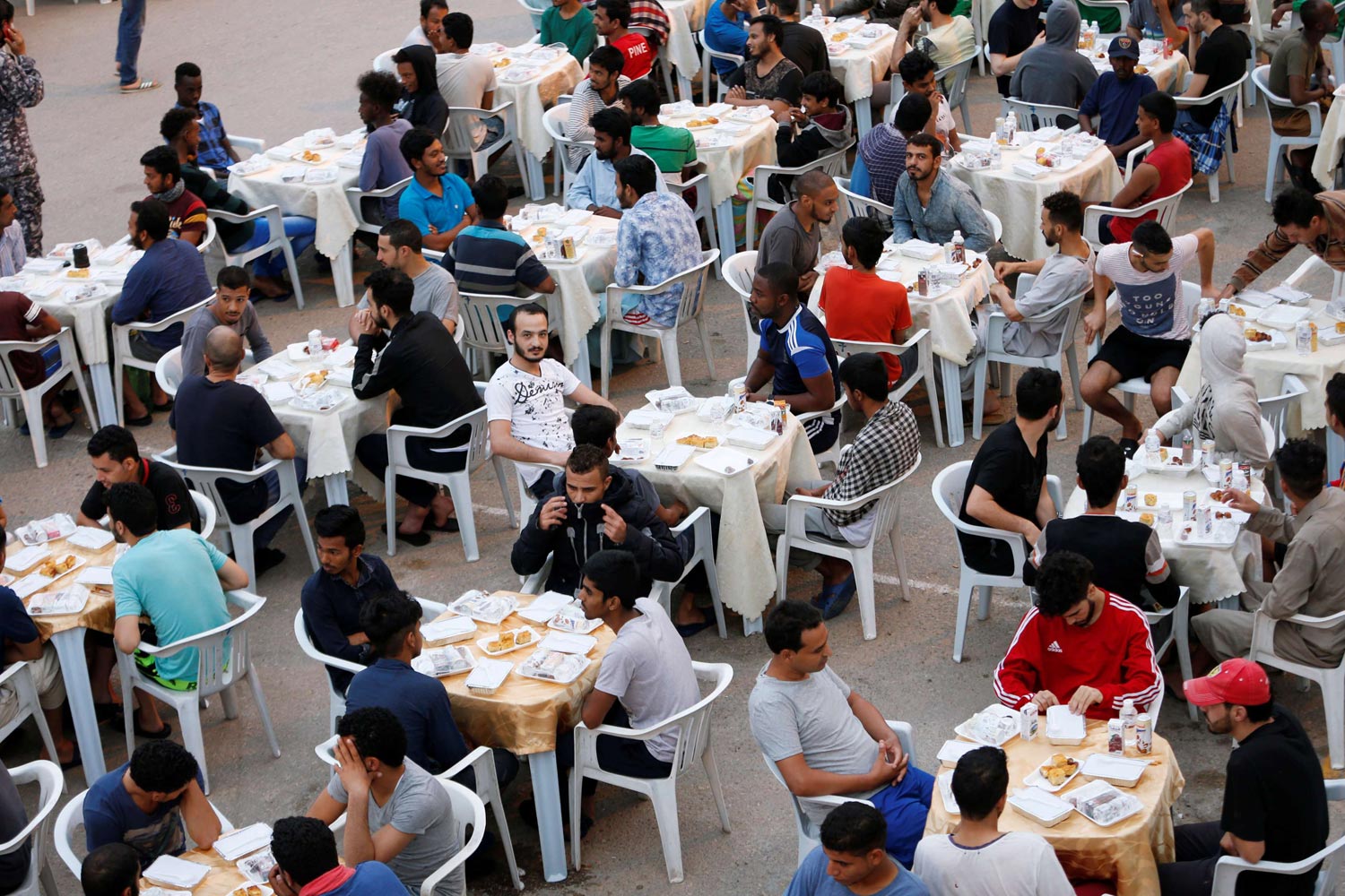 الأكل مع الأهل والأصدقاء يؤثر على خياراتنا في الطعام