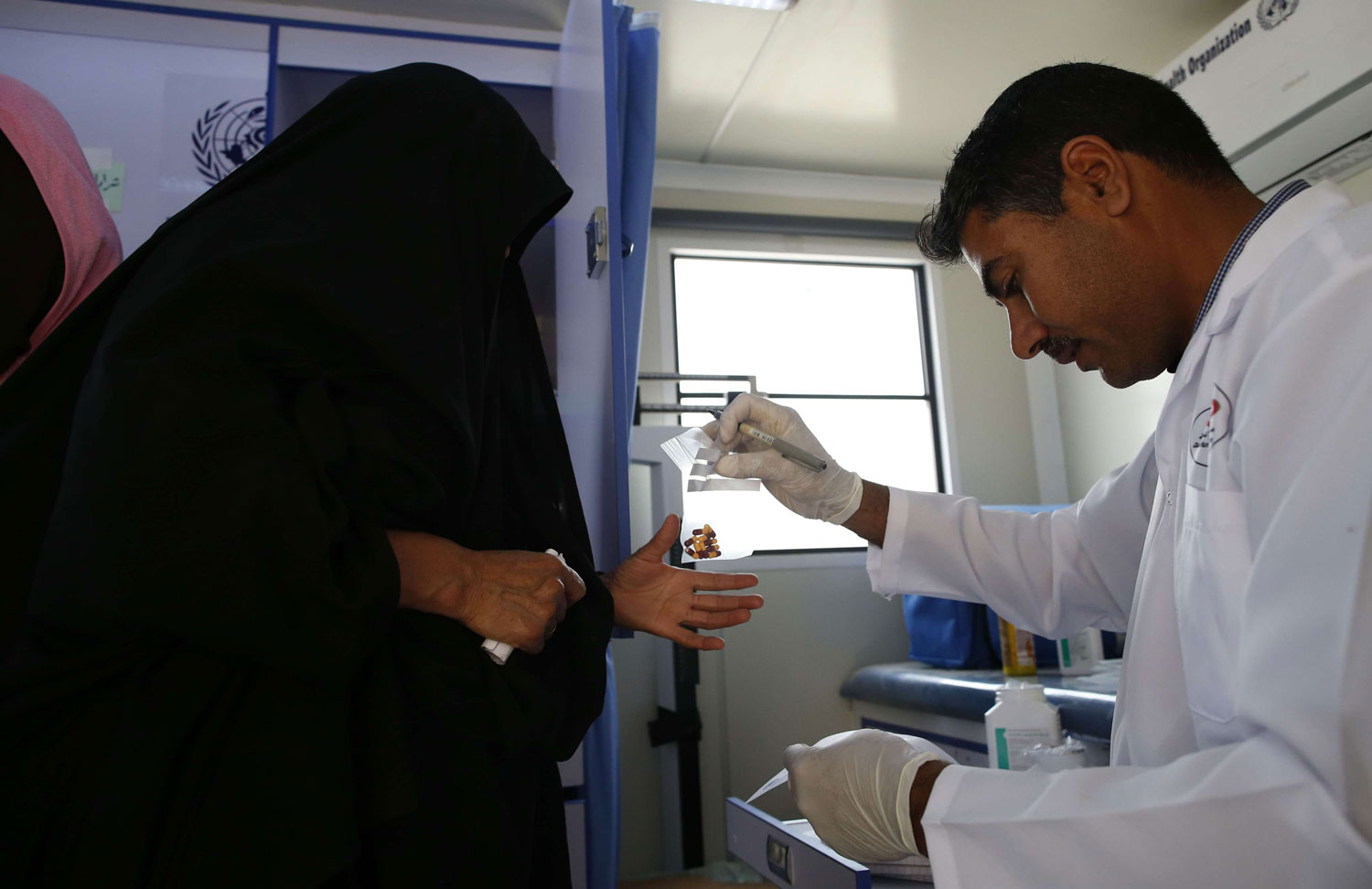 يختار أطباء كثيرون الهجرة، ما أوجد أزمة حقيقية بين المواطنين 