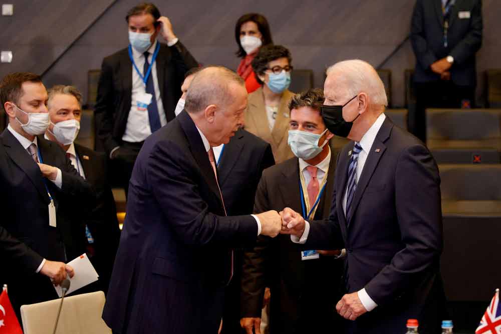اللقاء الذي جمع أردوغان وبايدن على هامش قمة حلف الأطلسي لم يحسم الخلاف بشأن منظومة الدفاع الروسية والعقوبات ومقاتلات {إف - 35}