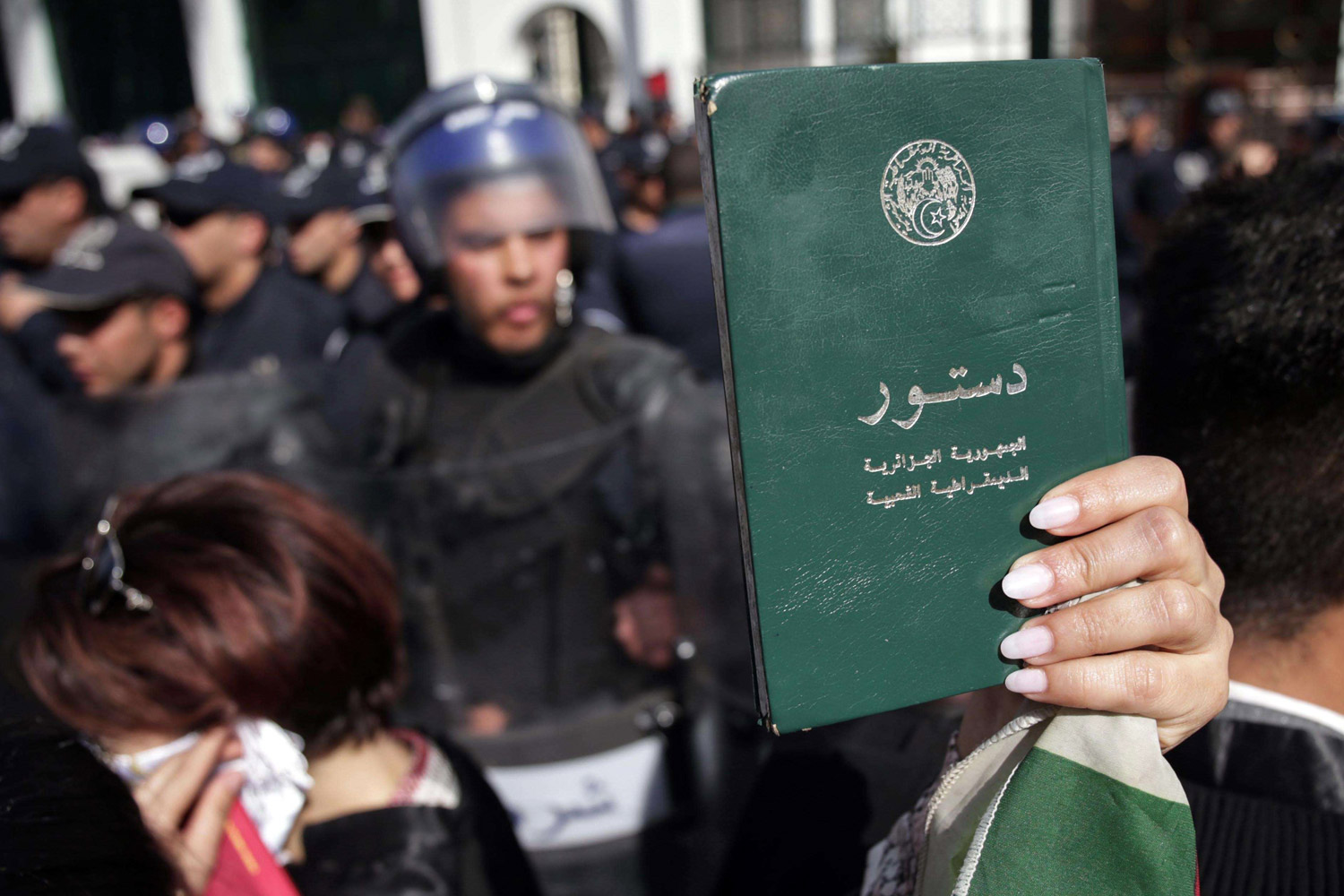 سحب "ثالوث الهوية" من الدستور